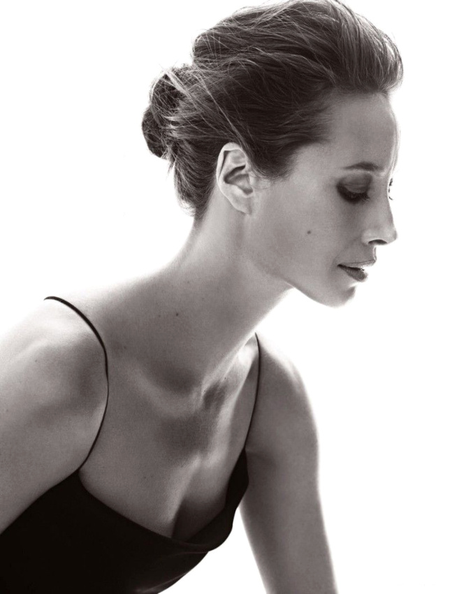 Chignon flou de danseuse + fines bretelles = le bon mix