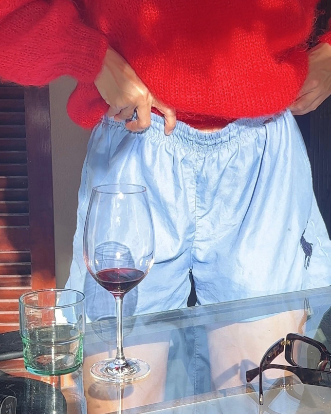 Pull cosy + short d'homme + verre de vin rouge = le bon mix spcial week-end