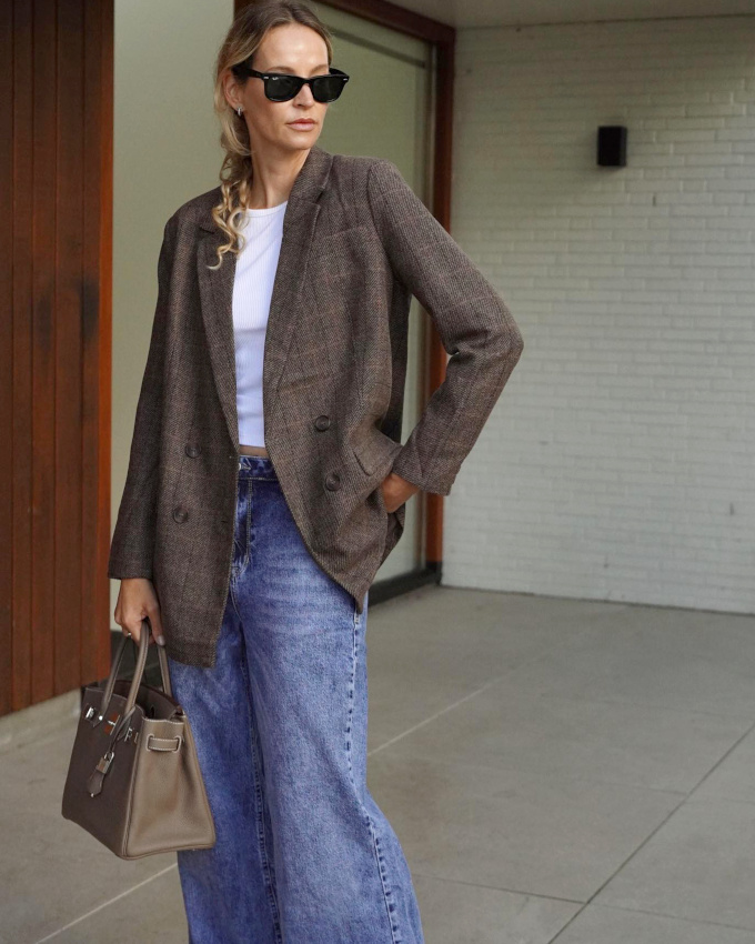 Blazer  carreaux marron + tee-shirt blanc + jean large = le bon mix