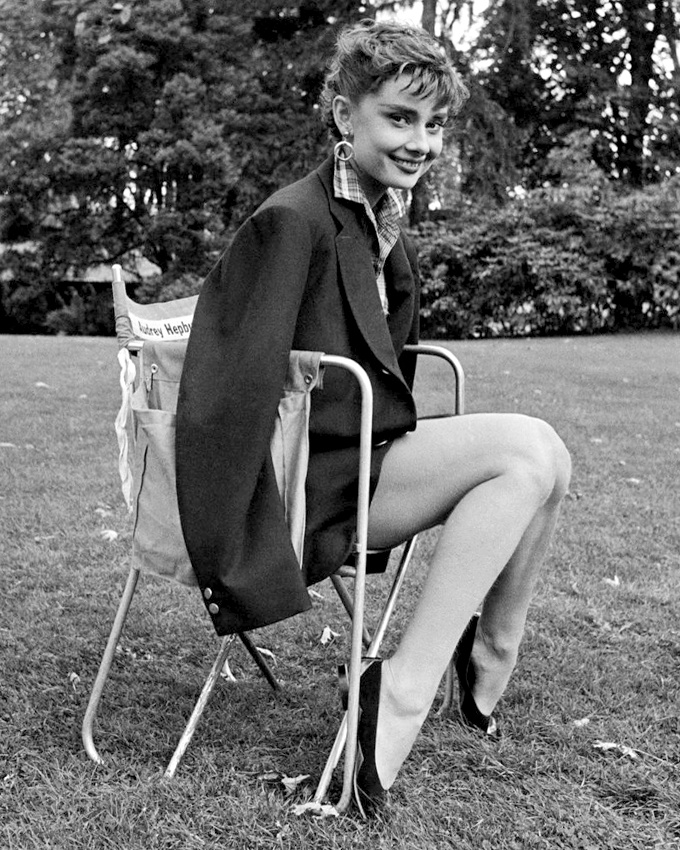 Blazer + chemise  carreaux porte le col relev + coupe courte + boucles d'oreilles de caractre = le bon mix