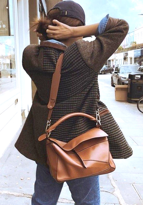 Casquette de baseball + blazer en tweed + sac en cuir de caractre = le bon mix