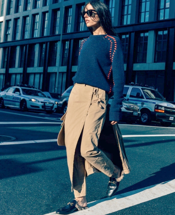 Camel + bleu marine + touche d'orange = le bon mix