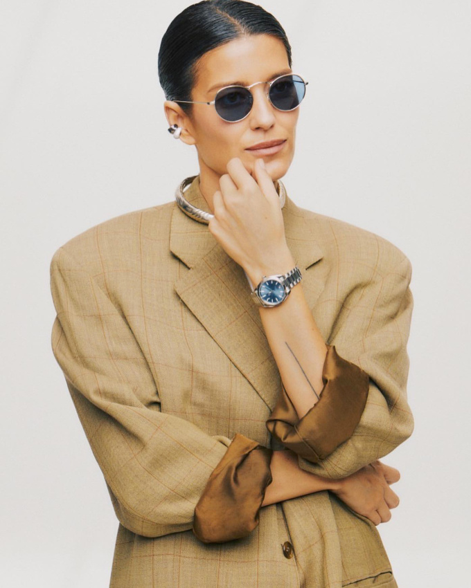 Oui au mix entre bijoux argents minimalistes et blazer trop grand port les manches roulottes !