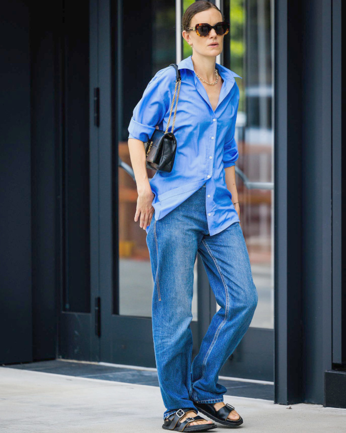 Rien de tel qu'une paire de sandales un brin massive pour twister un look casual citadin !