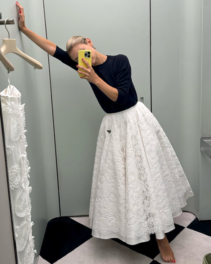 Petit pull fin col rond bleu marine + ample jupe blanche = le bon mix