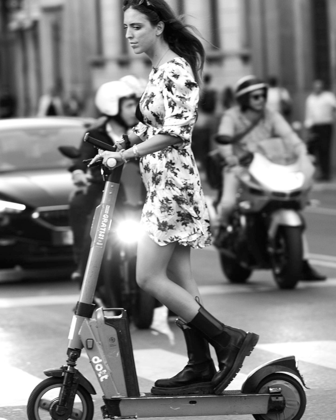 Robe courte fleurie + boots massives = le bon mix