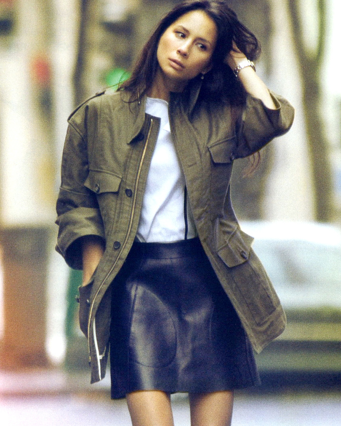 Jupe trapze en cuir noir + veste militaire kaki = le bon mix