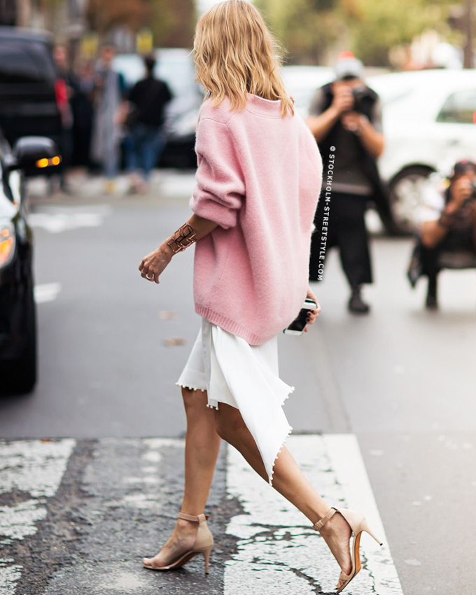 Pull oversize rose + jupe blanche dlicate = le bon mix
