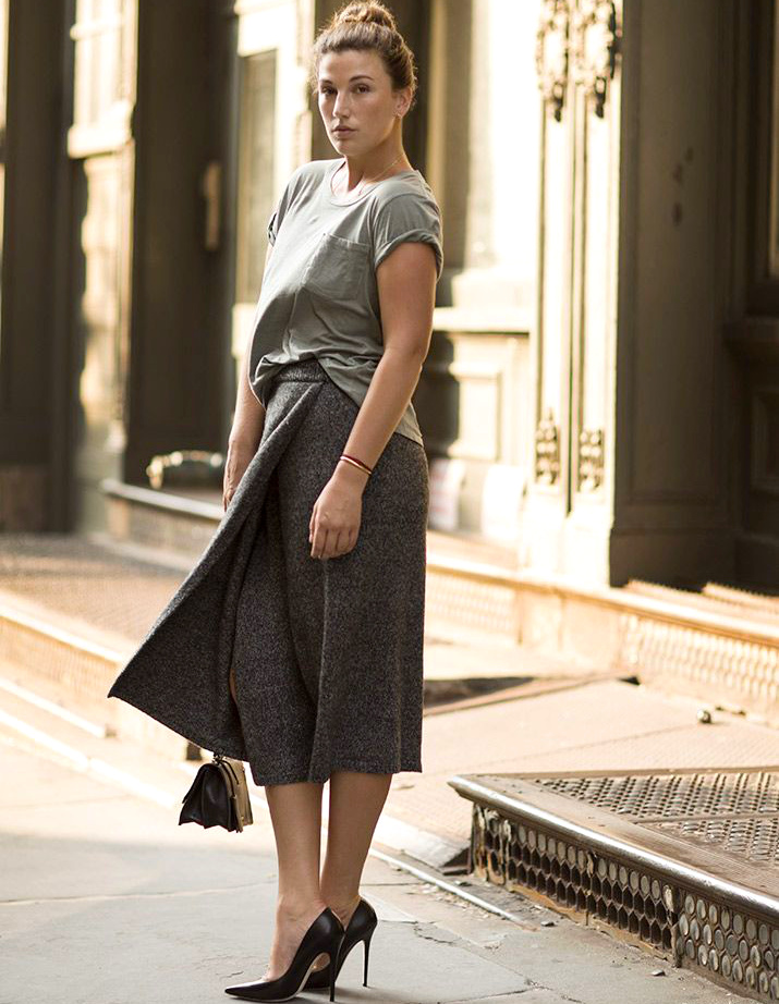 Ample jupe sage + tee-shirt + escarpins = le bon mix