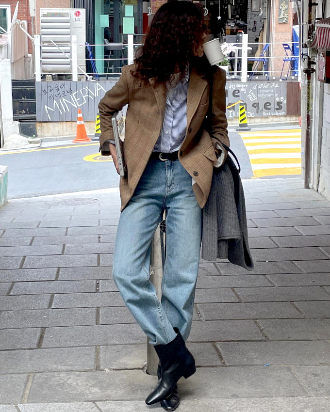 Le glissage de jean dans les boots : le gimmick qui revient fortement cet automne !