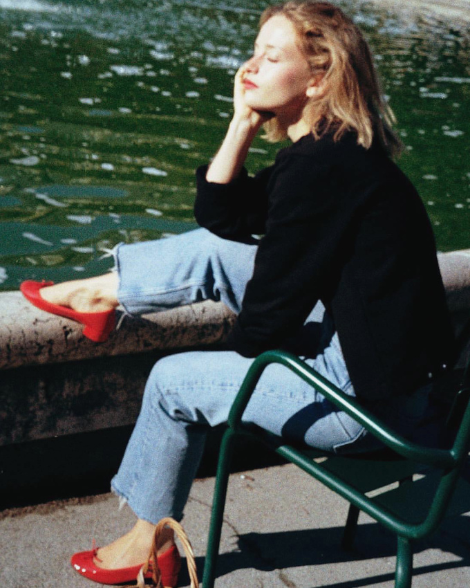 Rien de tel qu'une touche de rouge pour rveiller un look sage !