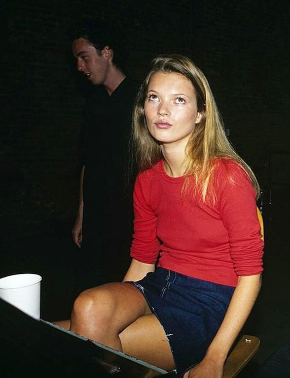 Oui au mix sexy casual illustr par le duo petit pull rouge/mini jupe en jean brut !