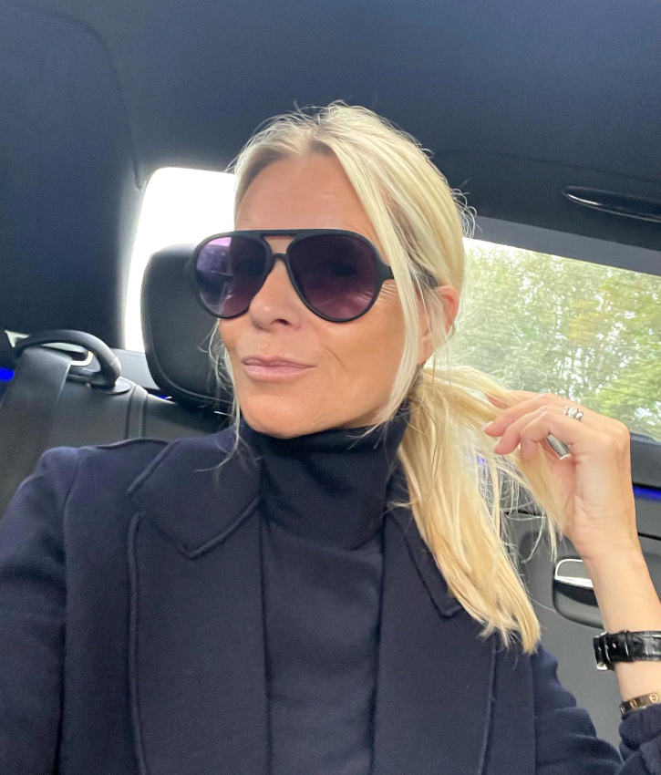 Total look bleu marine + accessoires noirs = le bon mix