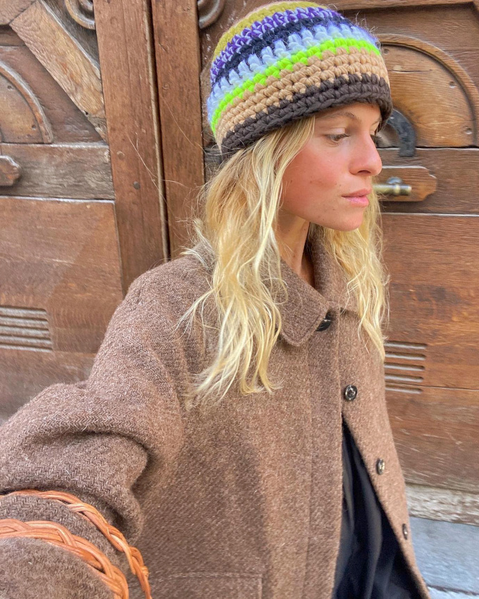 Rien de tel qu'un bonnet tricot� pour twister un manteau minimaliste !