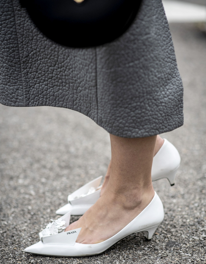 Jupe grise textur�e + escarpins blancs = le bon mix