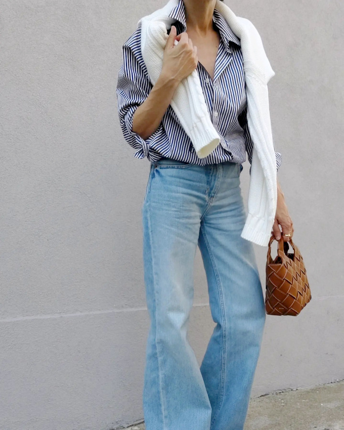 M�lant jean large, chemise ray�e masculine, pull irlandais et mini sac en cuir, ce look a tout bon !