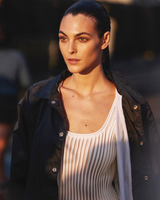 Oui au t�lescopage entre veste imperm�able et petite robe sensuelle !