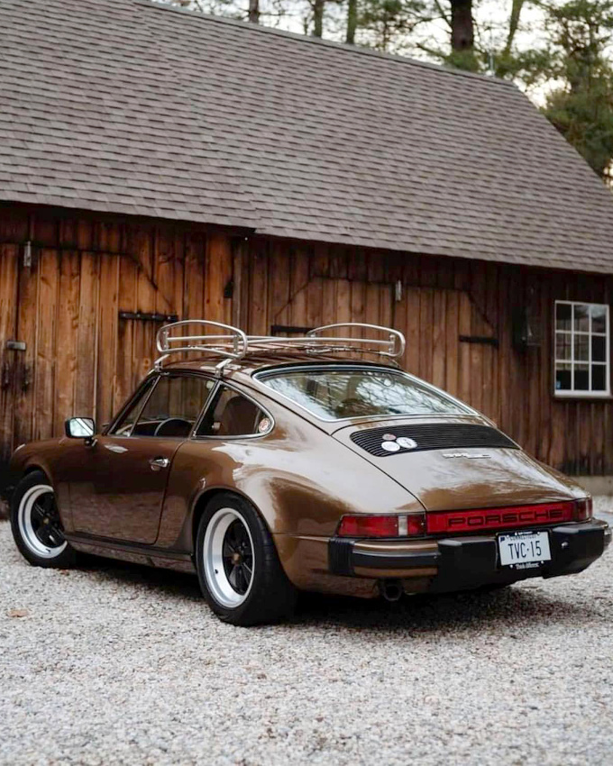 Lignes douces mais aff�t�es + reflets marron gourmands + touche de rouge = le bon mix