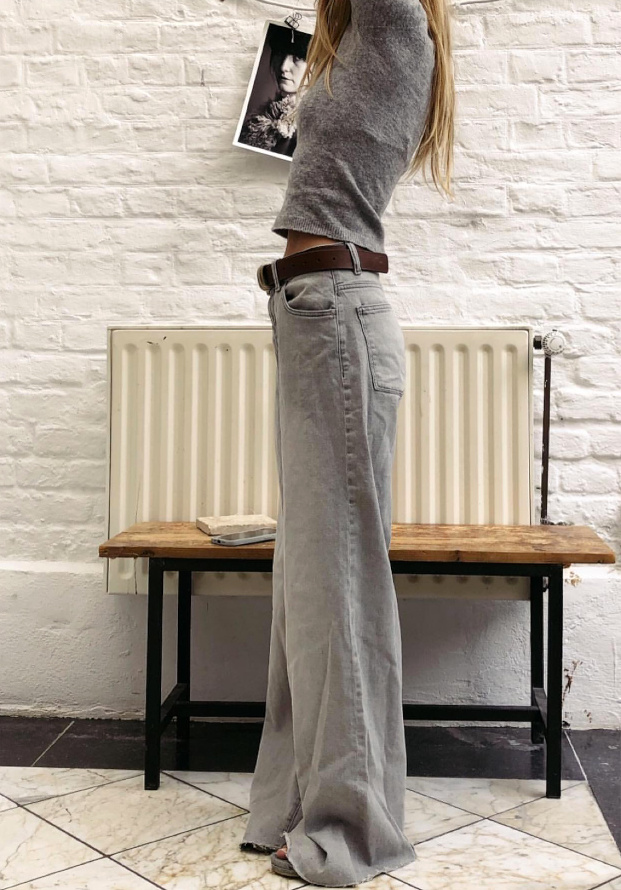 Rien de tel qu'une large ceinture marron pour rehausser un cama�eu de gris !