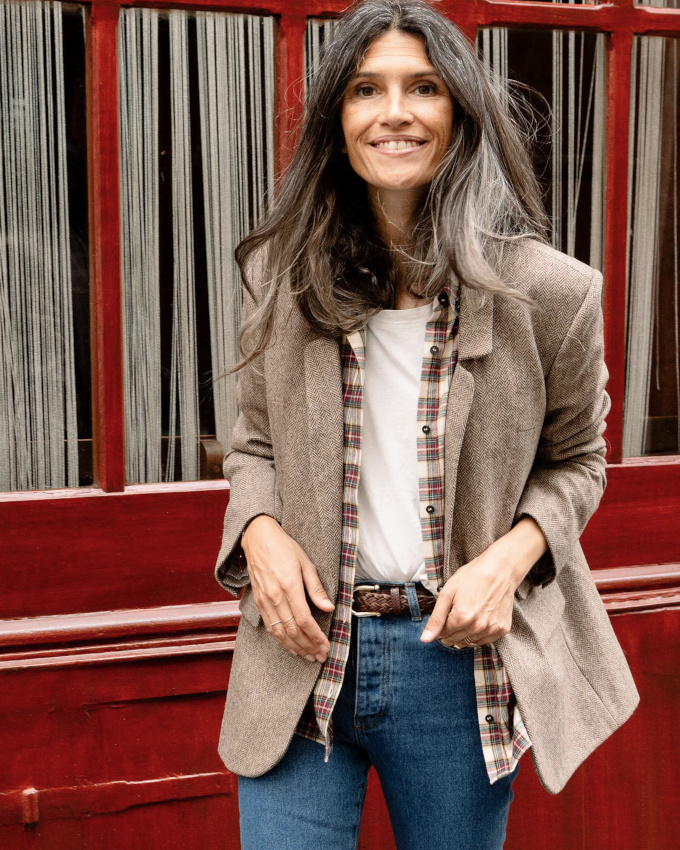 Porter une chemise de b�cheron ouverte sous un blazer � chevrons : une bonne id�e que l'on pique � Charlotte Husson !
