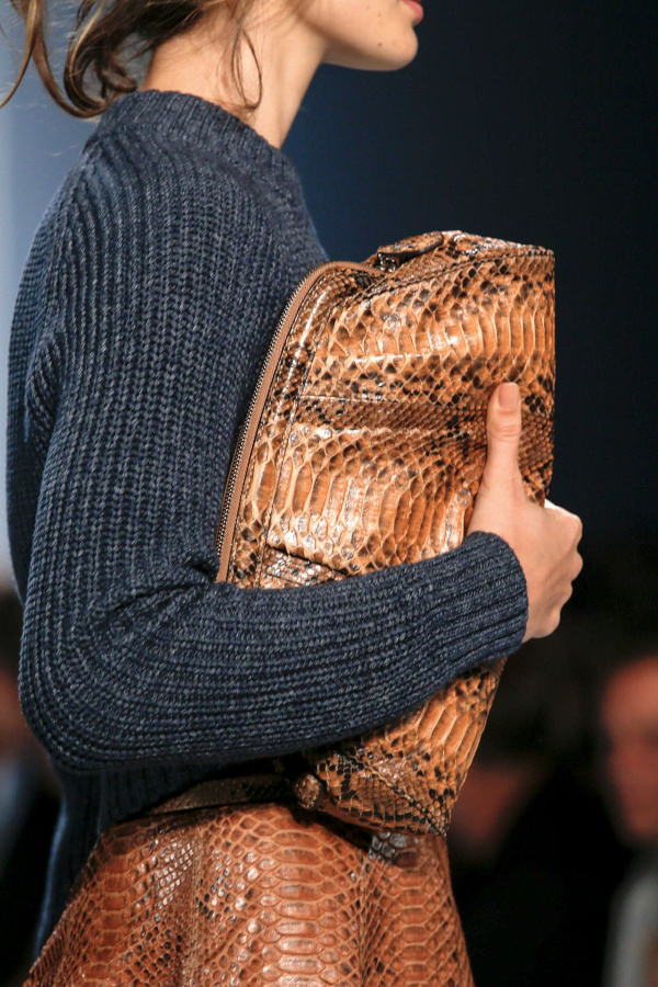 Pull cosy + maxi pochette sophistiqu�e = le bon mix