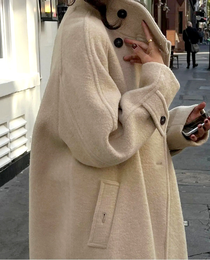 Oui aux emmanchures douces flattant la ligne d'un manteau un brin ample...