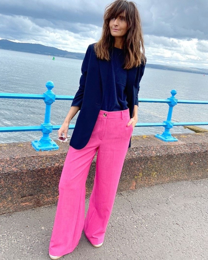 Rien de tel qu'un beau rose stabilo pour �gayer le classique bleu marine !