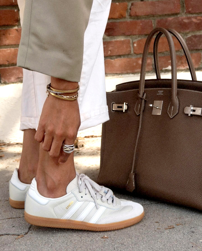 Baskets + sac chic = un �ternel bon mix !