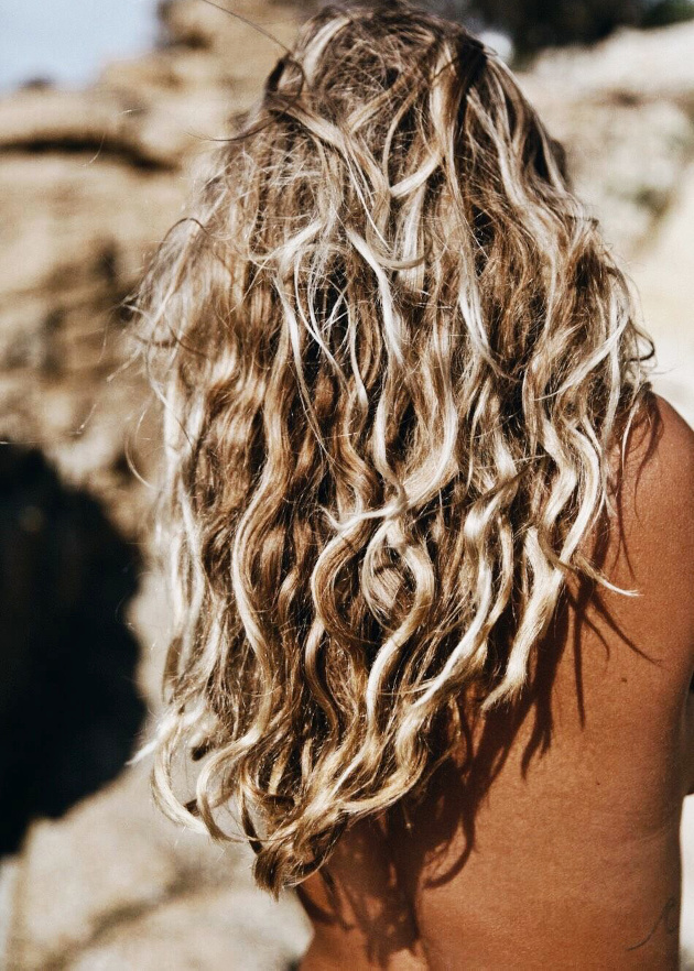 Sel marin + soleil = le bon mix capillaire