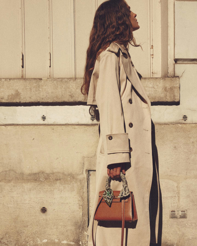 Oui au mix trench/mini sac en cuir rehauss� d'un bandana kaki !