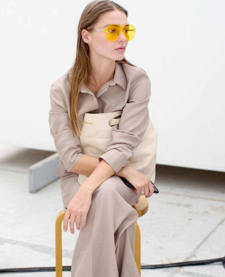 Rien de tel qu'une touche de jaune pour relever un cama�eu de gr�ge !