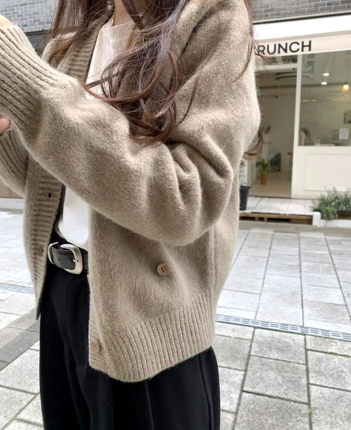 Gilet douillet + pantalon large � pinces = le bon mix