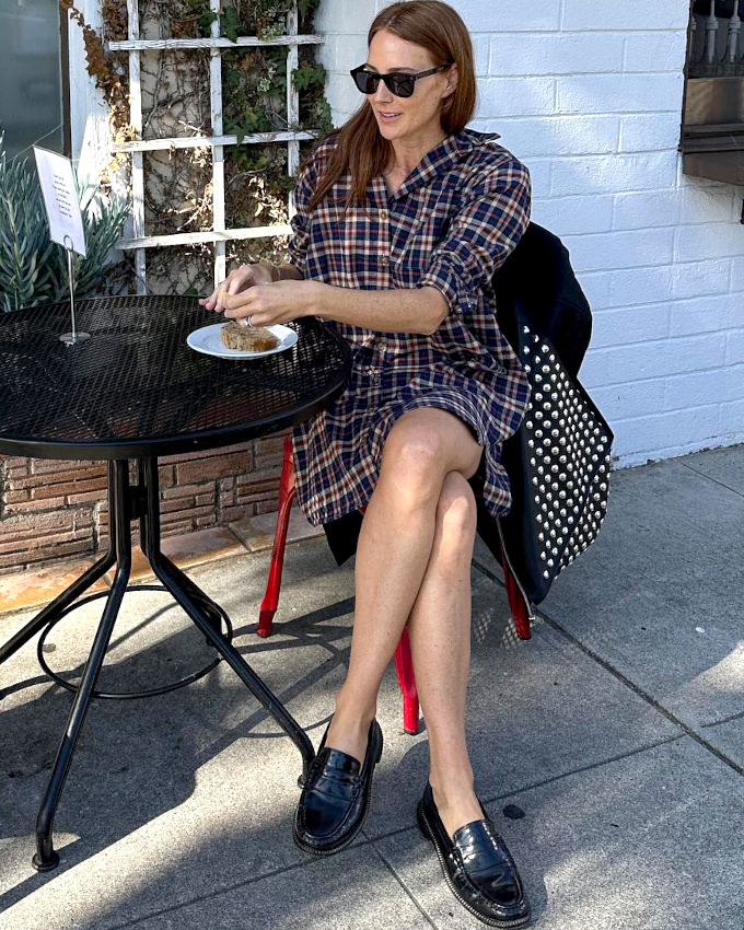 Robe chemise � carreaux + mocassins noirs + lunettes noires = le bon mix