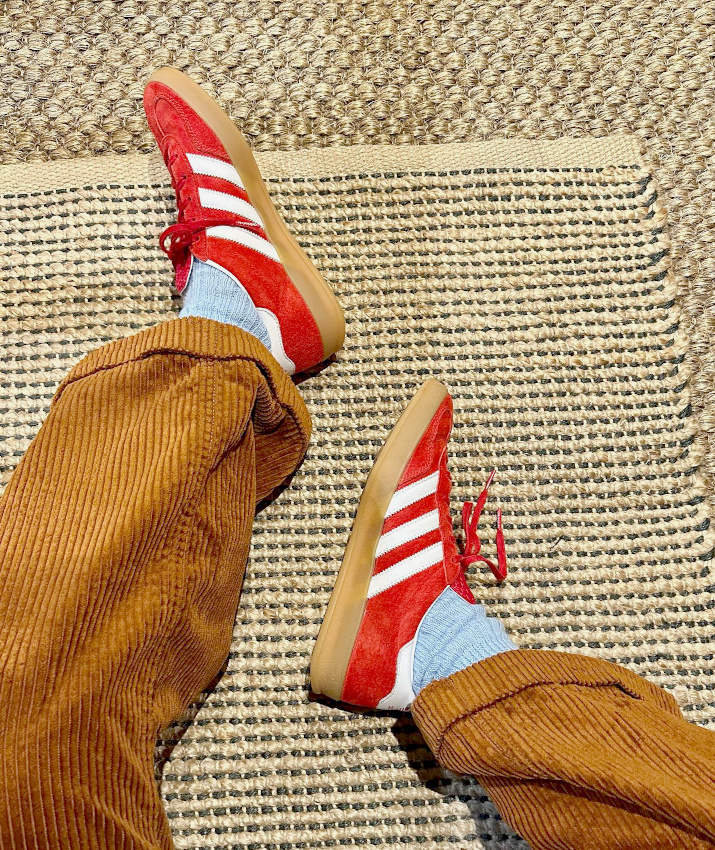 Velours c�tel� + maille l�g�re bleu ciel + daim rouge = le bon mix