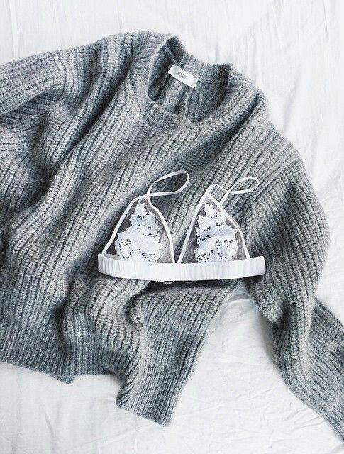 Rien de plus sensuel qu'un soutien-gorge en dentelle gliss� sous un gros pull...