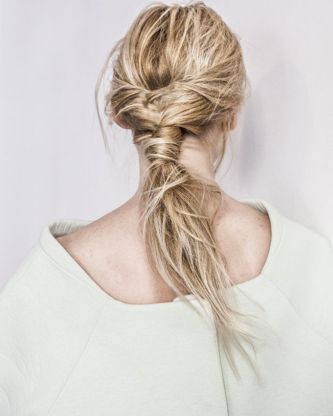 Rien de tel que des cheveux textur�s par un spray surf pour se composer une coiffure faussement n�glig�e !