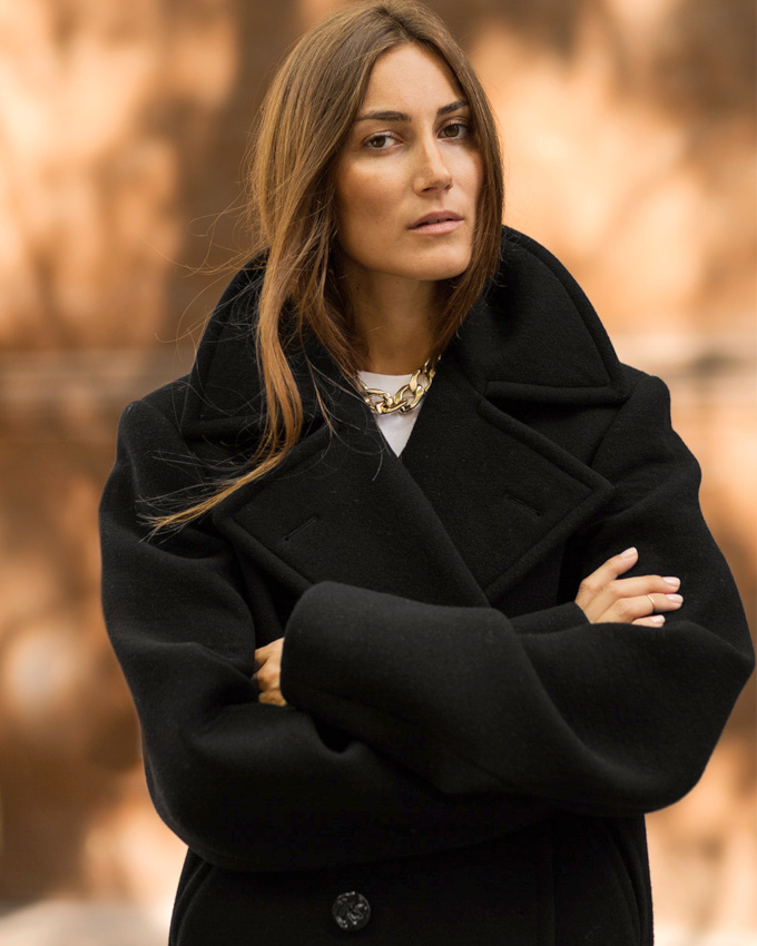 Manteau � large col noir + tee-shirt blanc + collier imposant = le bon mix