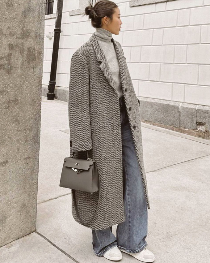 Pardessus + jean large = le bon mix