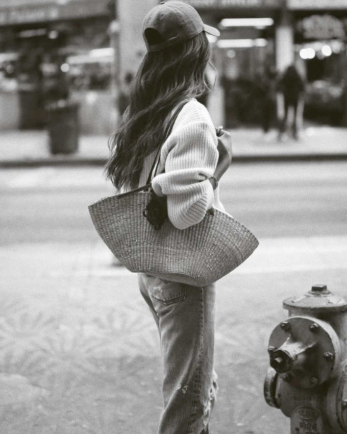 Rien de tel qu'un look casual-sporty twist� par un sac en raphia tress� !