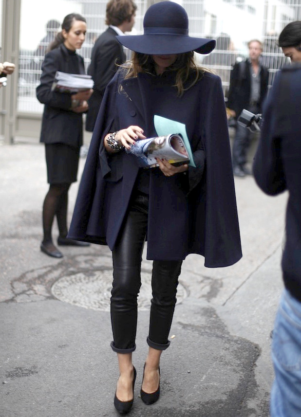 Capeline bleu marine + slim en cuir noir roulott� sur la cheville + escarpins r�glisse = le bon mix