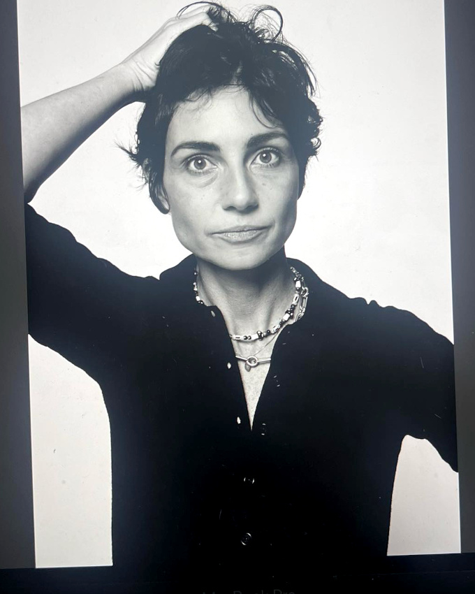 Coupe courte et immense regard quasi enfantin font souvent bon m�nage !