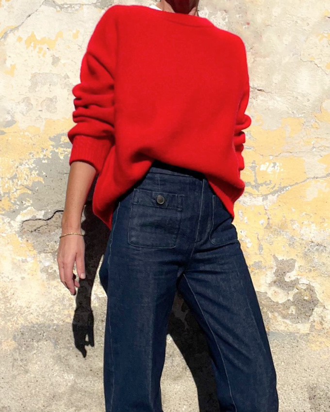 Pull rouge + tee-shirt blanc + jean brut = le bon mix