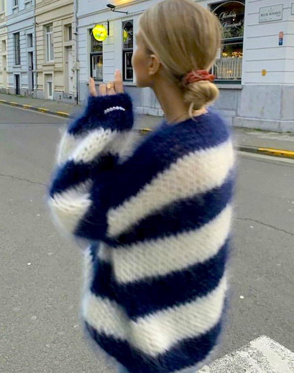 Rayures horizontales + flou + oversize = le bon mix