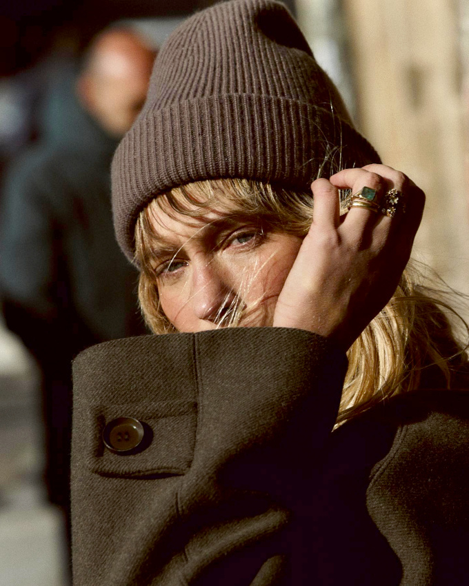 Rien de tel qu'une chevelure aux reflets miel pour sublimer un camaeu de teintes cacao !