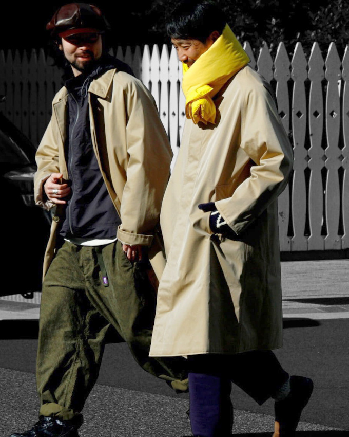 Mac beige + charpe doudoune jaune = le bon mix