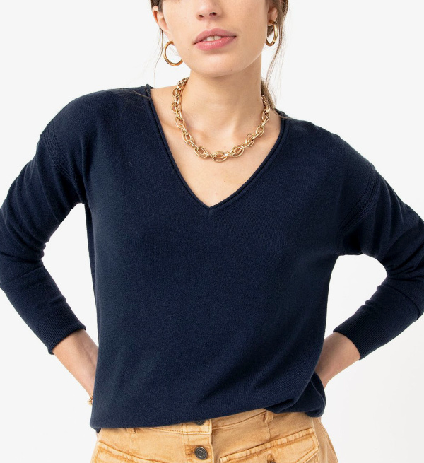 Pull femme en maille fine avec large col V marine