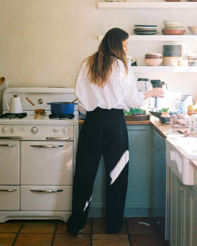 Pour ou contre la chemise blanche en cuisine ?