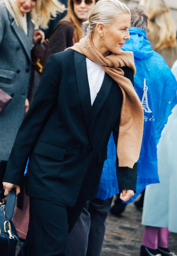 Rien de tel qu'un pull-over jet sur les paules pour apporter une touche de moelleux  un look masculin !