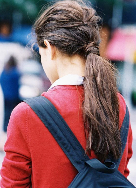 Oui aux cheveux chiffonns attachs en coiffure recherche !