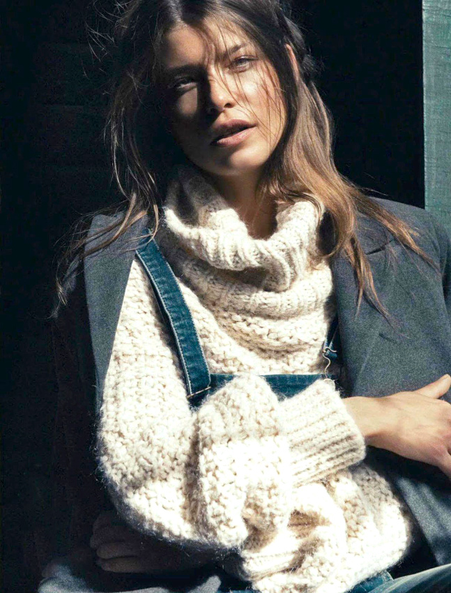 Blazer + gros pull + salopette en jean = le bon mix